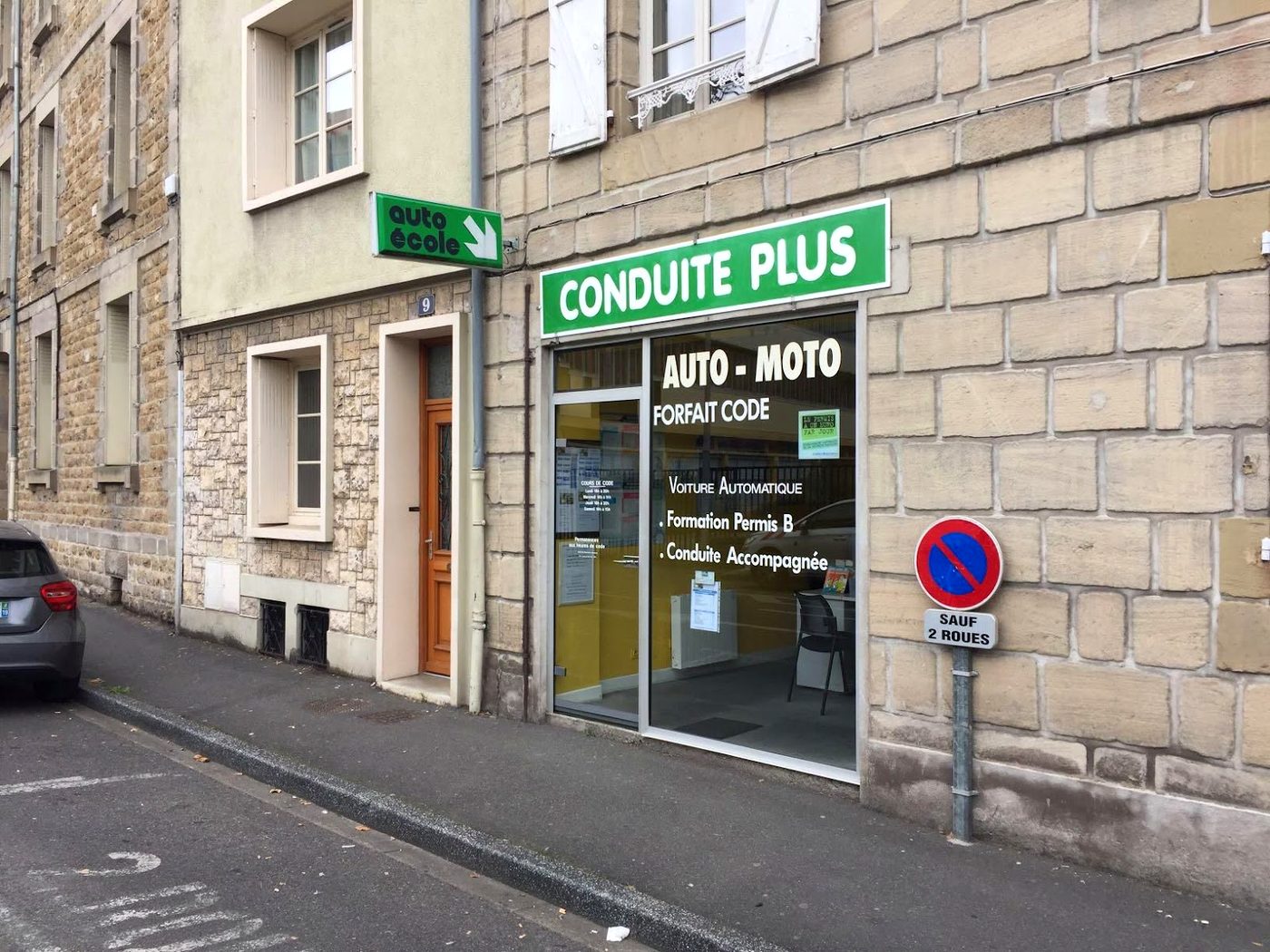 La devanture de l'auto-école Conduite Plus, rue Fernand Delmas à Brive-la-Gaillarde